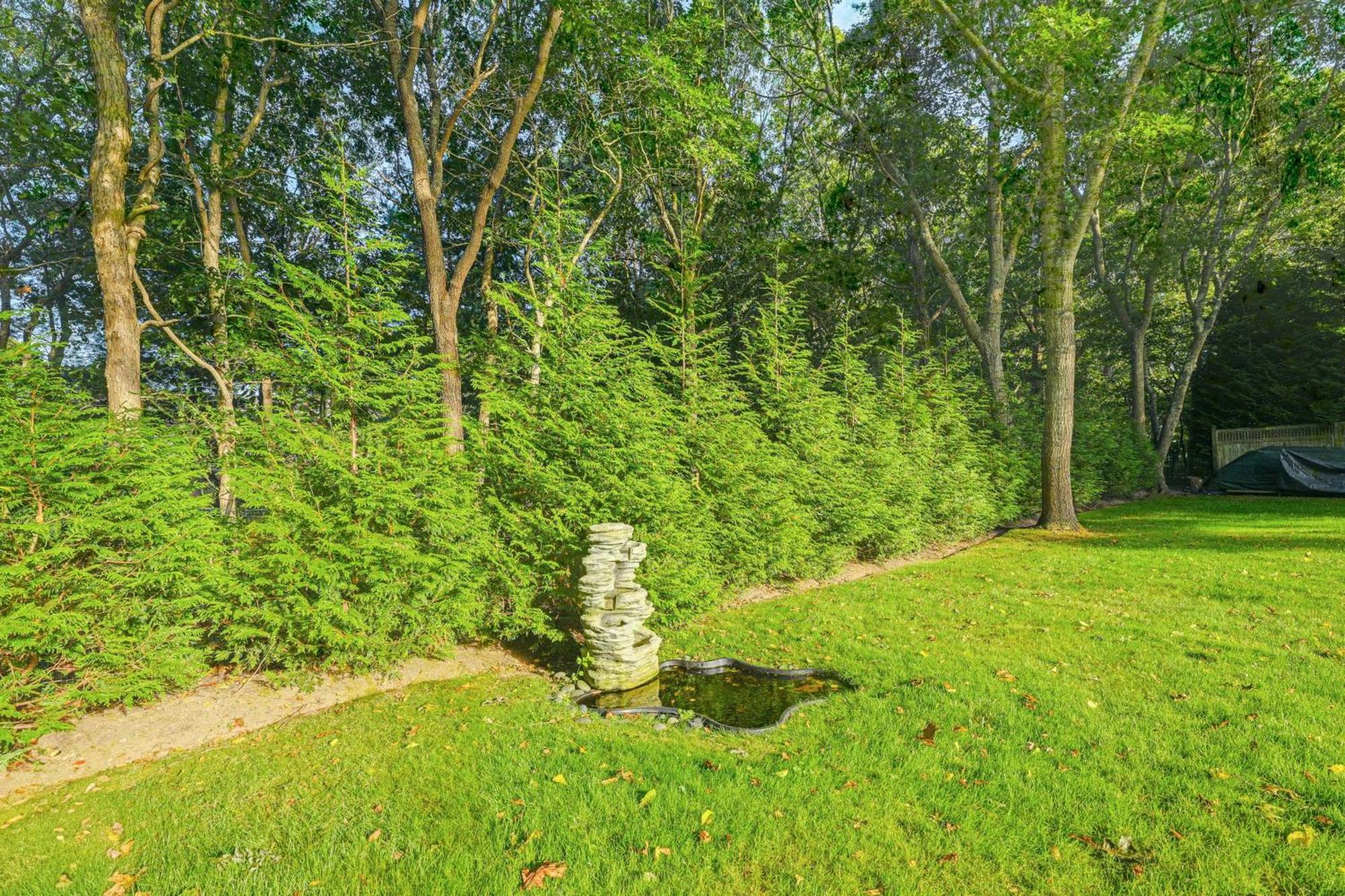 2 Mi To Beach Dog-Friendly Home In Wainscott! Exterior photo