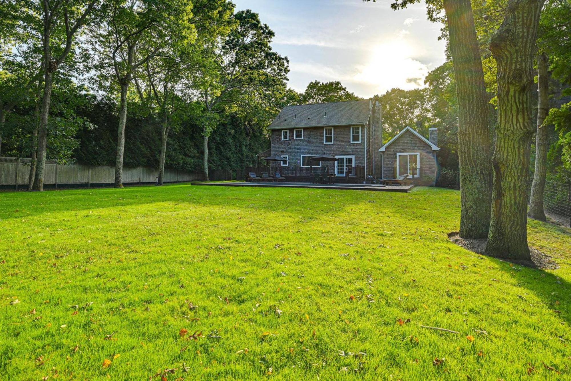 2 Mi To Beach Dog-Friendly Home In Wainscott! Exterior photo