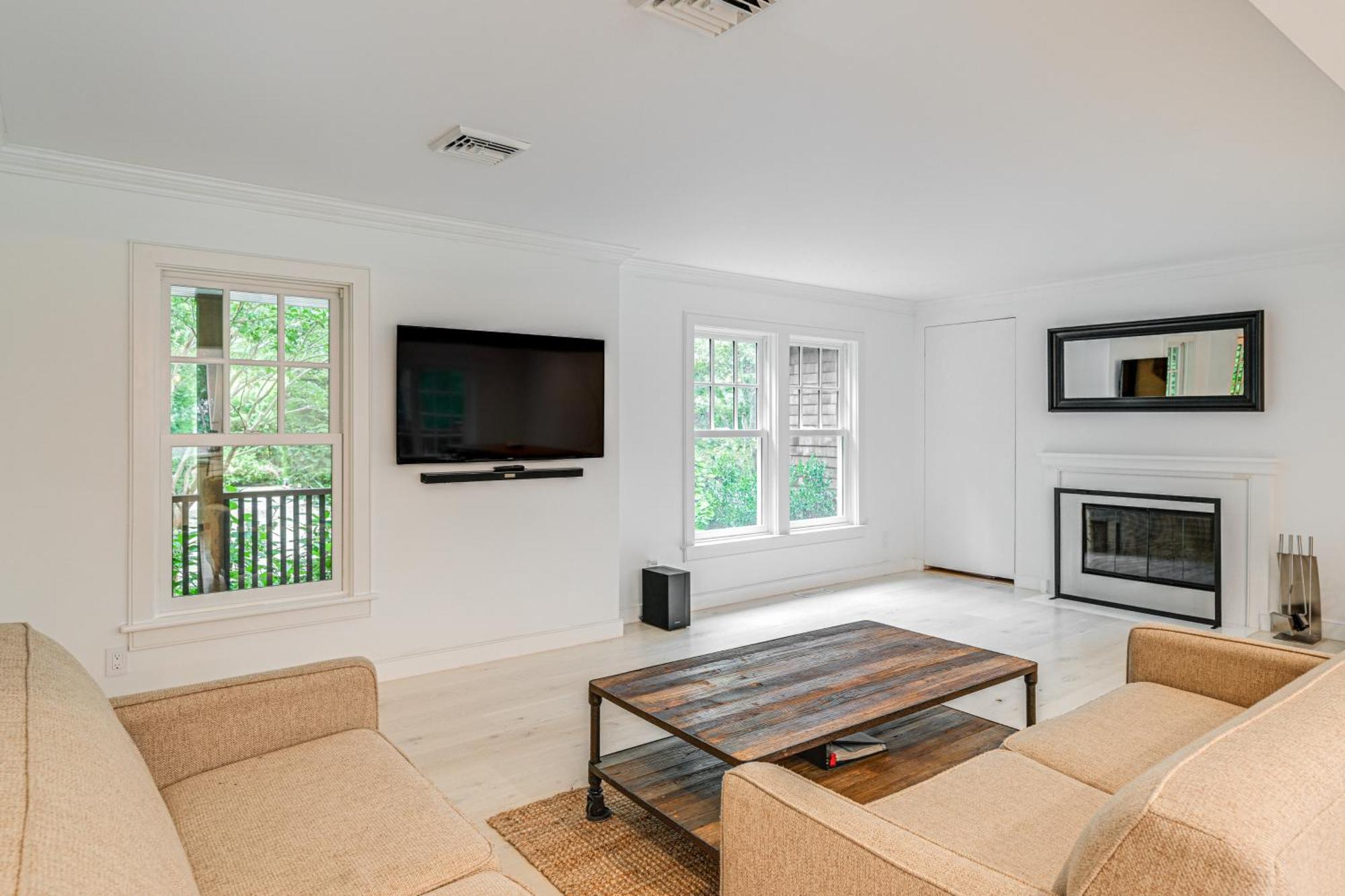 2 Mi To Beach Dog-Friendly Home In Wainscott! Exterior photo